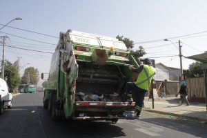 Recolectores de basura confirman paro indefinido desde este miércoles: Seremi evalúa declarar emergencia sanitaria