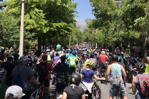 VIDEOS| "Asesino igual que Pinochet": Ciclistas se manifestaron frente a la casa de Sebastián Piñera
