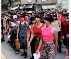 VIDEOS| "Y la culpa no era mía, ni dónde estaba, ni cómo vestía": Intervención feminista se toma las calles de Santiago