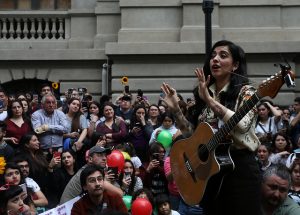 Mon Laferte es galardonada en los MTV Europe Music Awards en medio de su gira por Chile en apoyo a las protestas sociales