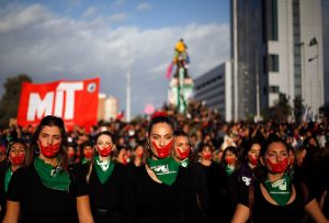 REDES| Críticas a El Mercurio por nota sobre la "coreografía feminista" y editorial contra paridad de género en Convención Constituyente