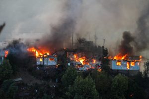 Onemi reporta 120 viviendas dañadas en incendio forestal de Valparaíso