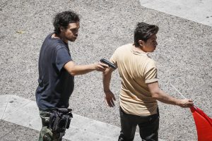 Gobierno condena manifestante armado en concentración a favor de la dictadura