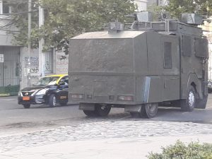 Carabineros afirma que vehículos policiales sin patente se deben a daños producidos por "ataques violentistas"