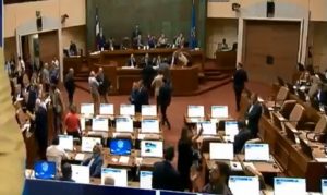 VIDEO| Diputado Ramón Barros (UDI) da empujón a Tomás Hirsh tras votación de reajuste al sector público
