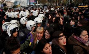VIDEO| Intervención "Un violador en tu camino" es duramente reprimida en Turquía