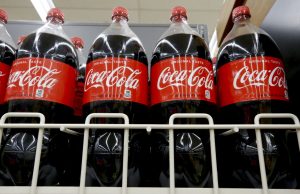 Coca - Cola se niega a dejar de utilizar botellas plásticas porque "los clientes las quieren"