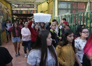 Dos personas son detenidas tras incidentes afuera de un recinto de rendición de la PSU en Puente Alto