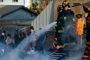 Incendio en cerro Larraín afectó al menos cinco viviendas de Valparaíso