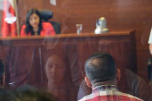 "¡Guarde silencio, caramba! La que dirige la audiencia soy yo": El historial de la jueza que dejó libre a carabinero involucrado en muerte de hincha