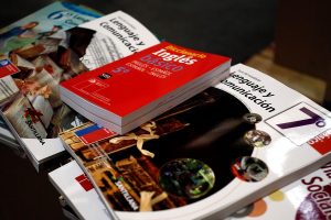 Acusan al Mineduc de censurar páginas de Víctor Jara en textos para Educación Ciudadana