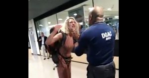 "Soy hija de un general": Mujer se descontroló en el aeropuerto de Santiago y habría agredido a personal de Sky