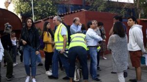 Apoderados vestidos con chalecos amarillos llegan a colegios del sector oriente de Santiago para defender la PSU