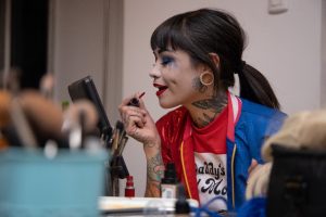 Harley Quinn vuelve a los cines sin El Guasón y tú puedes aprender a maquillarte gratis como ella