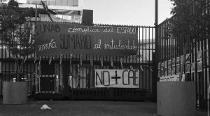 Estudiantes expulsados de la U. Andrés Bello denuncian irregularidades en sus suamarios