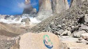Encuentran a turista borrando un segundo rayado en las Torres del Paine