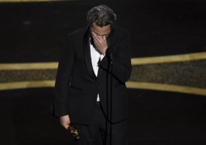 Joaquin Phoenix se queda con el Oscar a Mejor Actor y llama a desmantelar el sistema