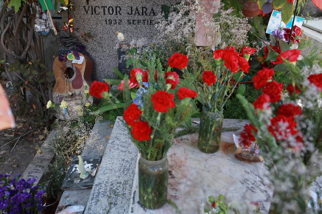 Ruta por el Cementerio General recordará a seis pilares de la música chilena