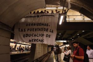 Tercera PSU inicia con manifestaciones en diversas estaciones del Metro de Santiago