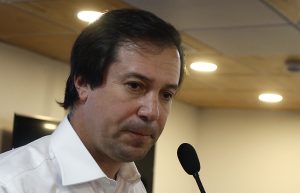 "Voy a suspender mi militancia": Ministro Palacios reacciona por defensa de Jacqueline van Rysselberghe a Gustavo Hasbún