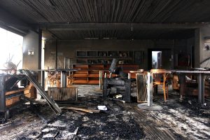 REDES| Incendio en Café literario abre dudas sobre quiénes serían los verdaderos culpables