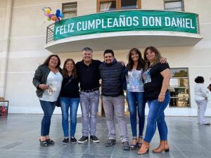 Con globos y carteles: Acusan a alcalde de Limache de celebrar su cumpleaños en el municipio