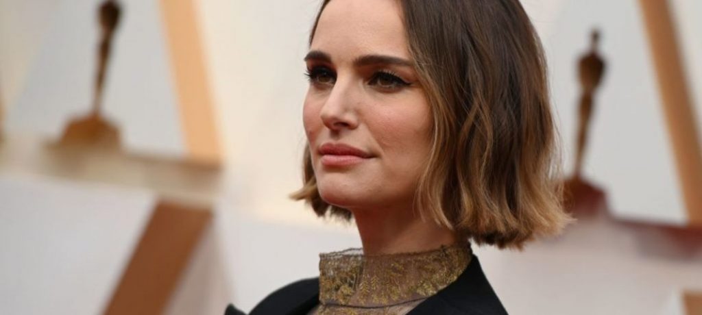 Natalie Portman deslumbra con su mensaje feminista en la alfombra roja de los Oscar