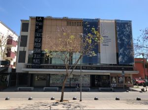 Teatro UC rechaza exigencia del municipio de Ñuñoa de borrar los rayados sobre el estallido social