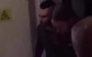 VIDEO| "Eso era un show de televisión": Captan a Adam Levine bajando enojado de la Quinta Vergara