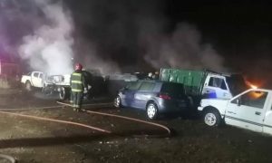 Desconocidos queman 10 vehículos en recinto de Carabineros en Collipulli: Institución acusa "atentado"