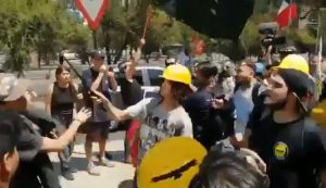VIDEOS| Escuela Militar: Partidarios del Rechazo agreden a manifestantes del Apruebo en presencia de Carabineros