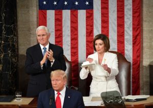 Nancy Pelosi rompió discurso de Trump frente al Congreso luego de que el presidente eludiera su saludo