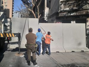 Los muros de los que nadie se hace cargo: Instalan inmensa barrera a metros de la Plaza de la Dignidad