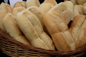 Gobierno y empresarios avisan que el pan podría subir de precio en abril
