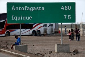 Suspendieron su retorno a último minuto: Más de 200 bolivianos varados en la frontera chilena piden ayuda a su Gobierno