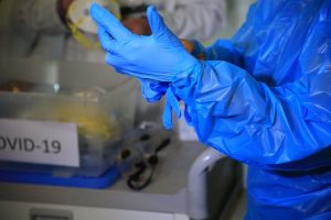 Trabajadores del Hospital Dra. Eloísa Díaz acusan a la dirección de exponer el recinto a una "infección completa" de coronavirus