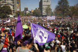 VIDEO| "Mamás capuchas" participan de la marcha del 8M