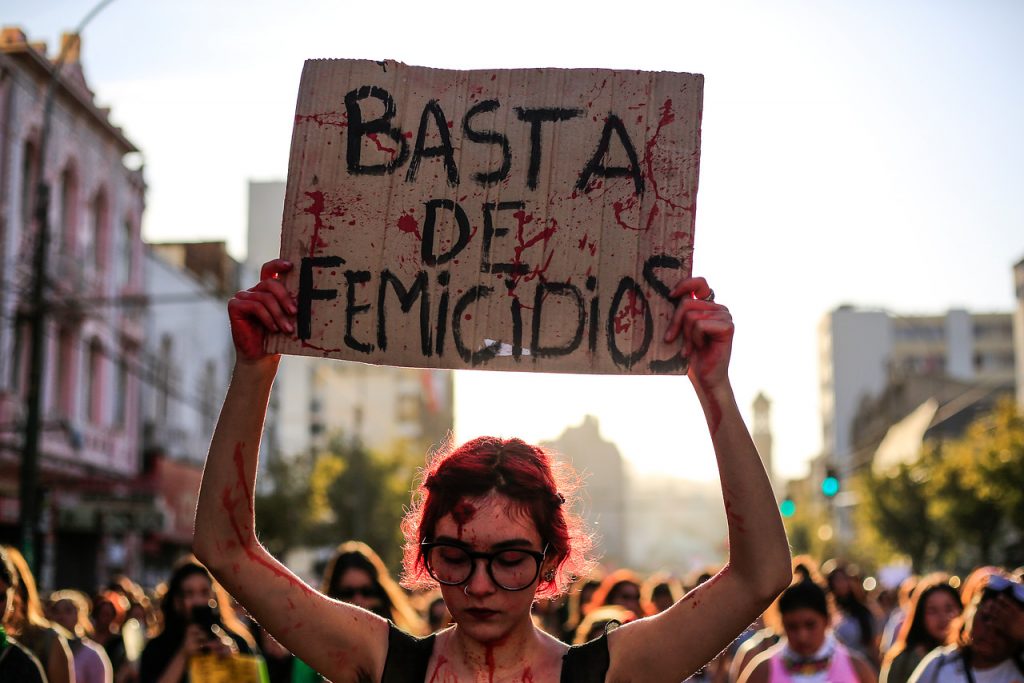 Dos femicidios frustrados en Santiago: Ambos agresores intentaron quemar a sus parejas