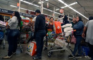 Freno a los "mayoristas": Walmart limita compras de desinfectantes por cliente