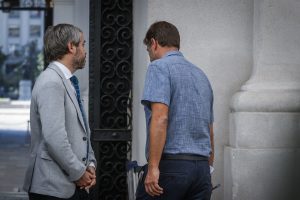 VIDEO| El tenso momento entre Germán Codina y Gonzalo Blumel ante las cámaras en La Moneda