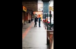 VIDEO| Violento asalto se produce en strip center de Maipú: delincuentes toman rehenes