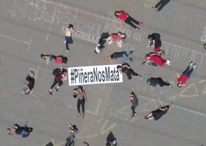 VIDEO| "#PiñeraNosMata": Historiadoras feministas realizan novedosa performance en Plaza de la Dignidad