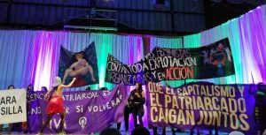Feministas funan a Pilar Sordo y la "obligan" a terminar actividad en Chiloé
