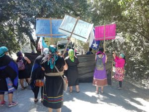 Comunidades Huilliches bloquean ruta en protesta contra empresas forestales y de piscicultura en Osorno