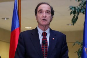 Senadores de derecha llevan proyecto de indulto conmutativo al TC: Ministro Larraín dice estar "sorprendido" por actitud de Chile Vamos