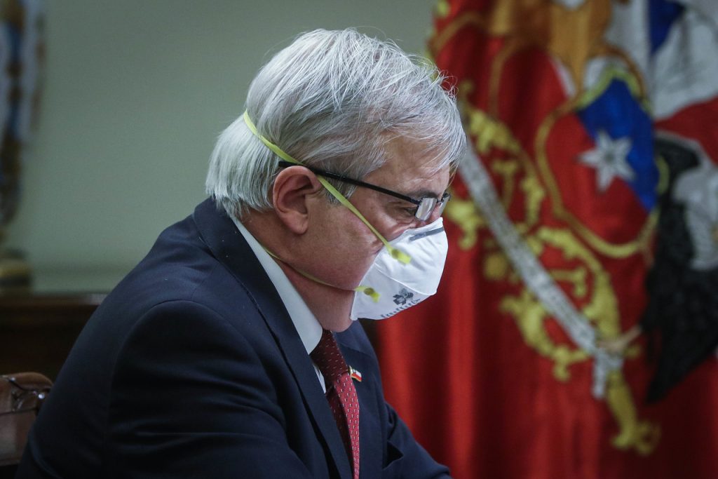 Mañalich: Senador Navarro pide incautación de correos del ex ministro por querella en su contra