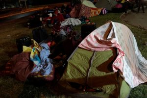 Ciudadanos peruanos varados en Chile pasan la noche en calles de Providencia y claman por ayuda