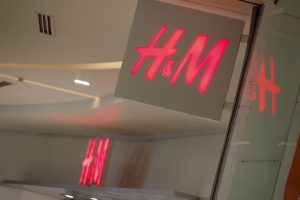 H&M amedrenta a trabajadores para que firmen pacto que suspende su contrato y remuneraciones por dos meses