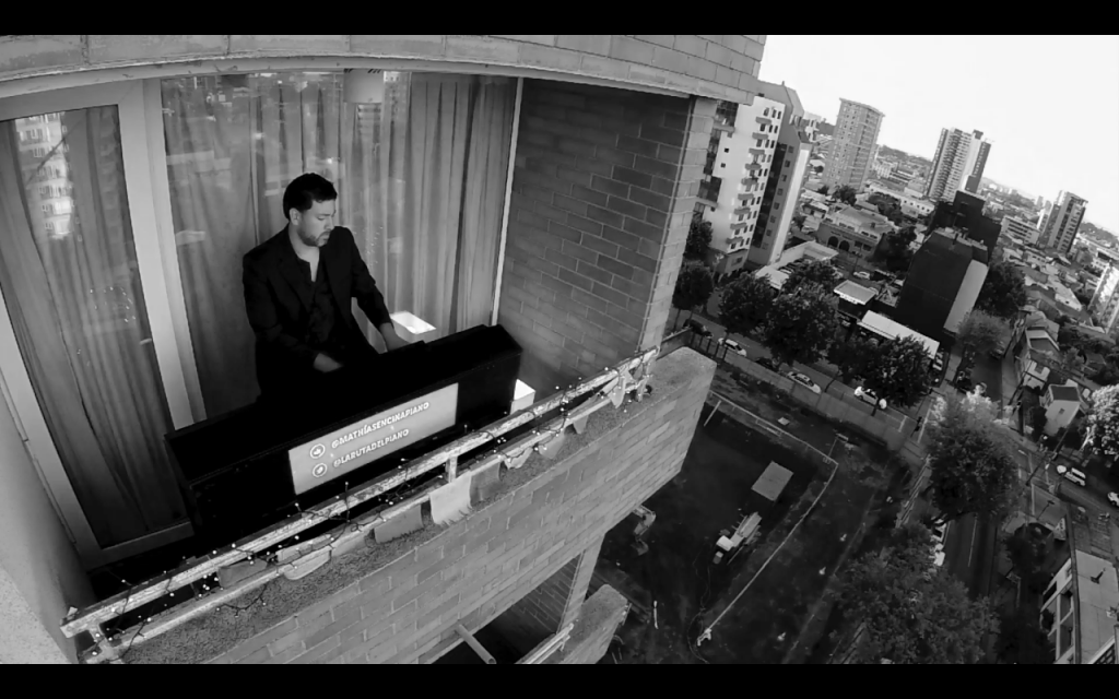 Mathias Encina: el pianista que da conciertos desde su balcón en Concepción en tiempos del coronavirus