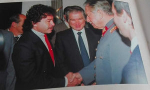 Fútbol, farándula y política: el año del nervioso apretón de manos entre Caszely y Pinochet